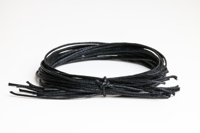 Cords in black, waxed, Ø 1mm, length 25cm (Item number 883)