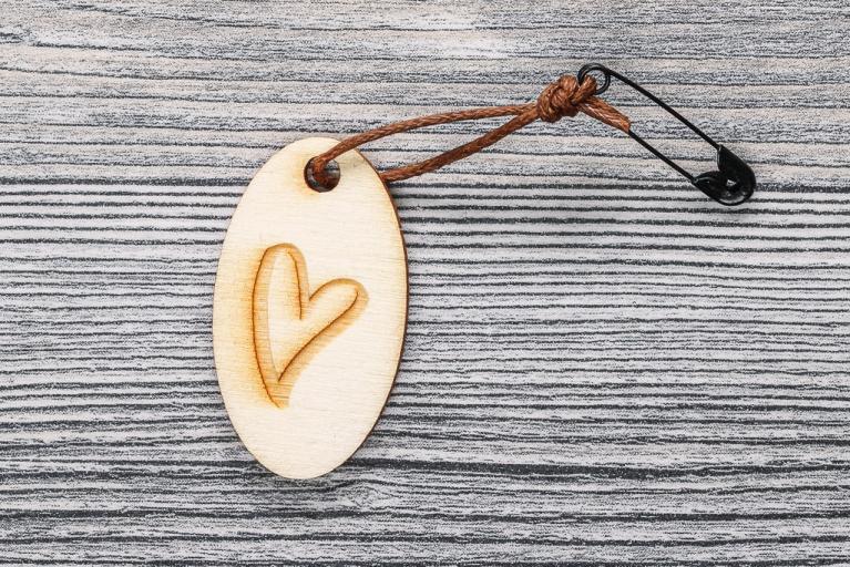 10 'Heart' poplar wooden hangtags - Item number 8201