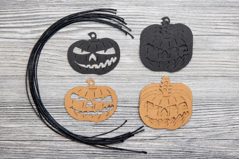 Set of 10 FloraPap pendants in pumpkin design  (Item number 8304)