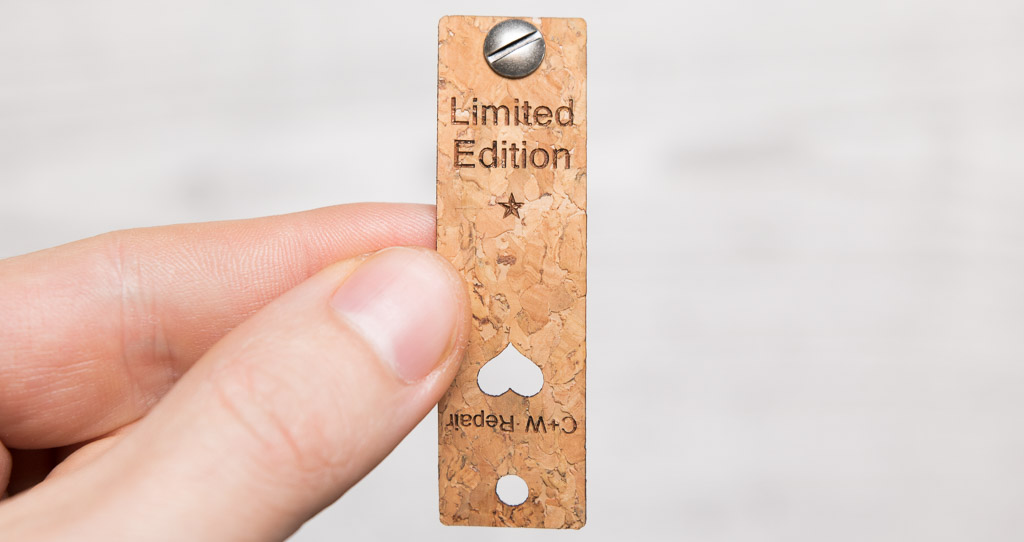 Cork label for folding, suitable for screw rivets